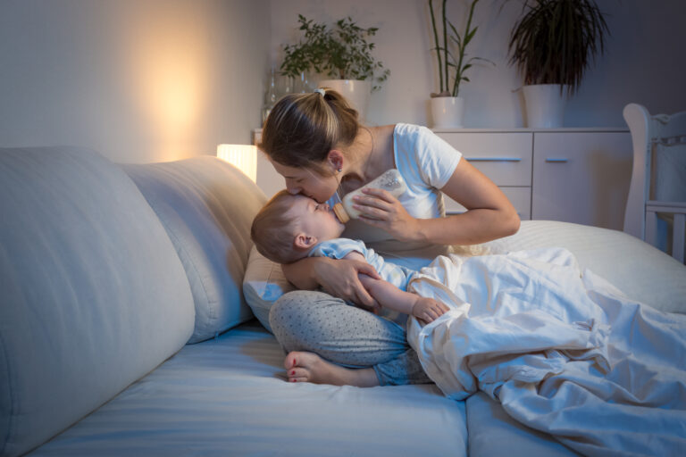 Baby wakker maken voor voeding: wel of niet doen?