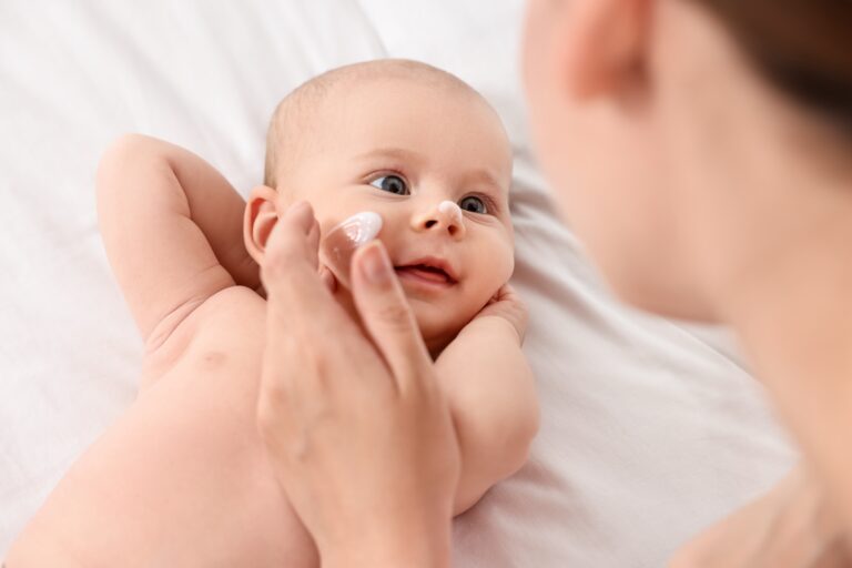 Droge babyhuid: hoe herken je het en wat doe je eraan?