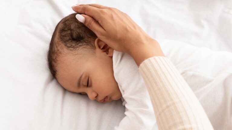 Mijn pasgeboren baby ademt snel in slaap: is dat normaal?