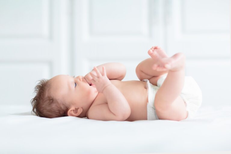 Mijn pasgeboren baby heeft al 24 uur niet gepoept: wat nu?