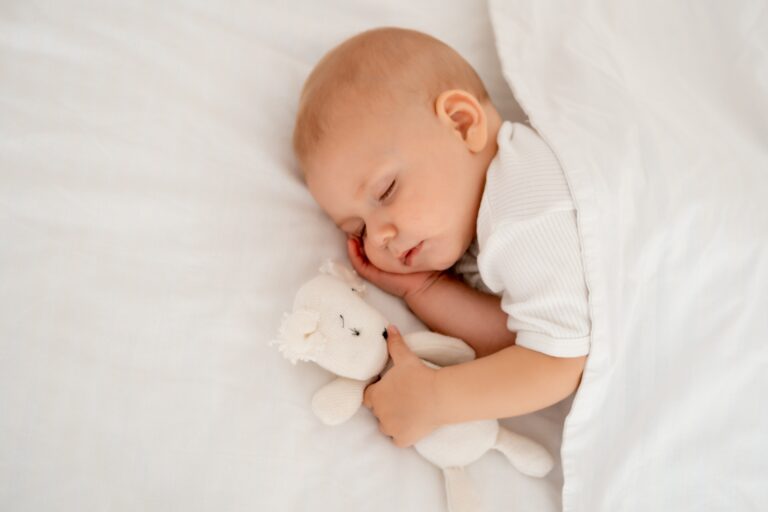 Mag je pasgeboren baby op zijn of haar zij slapen?