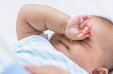 Je baby huilt in zijn slaap: waarom is dit en wat kun je doen?