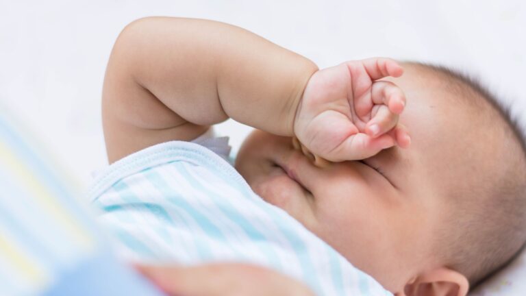 Je baby huilt in zijn slaap: waarom is dit en wat kun je doen?