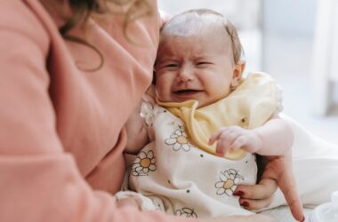 Het huiluurtje bij pasgeboren baby’s: wat is het en hoe ga je ermee om?