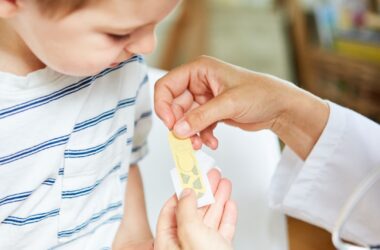 Pleisterwijs: EHBO-expert deelt de beste tips voor pleisters bij kinderen