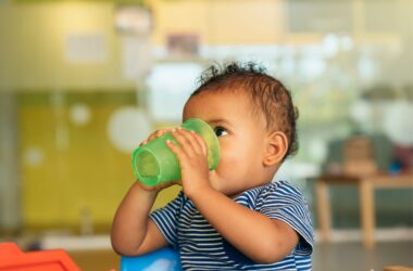 Wanneer mag je baby water drinken?