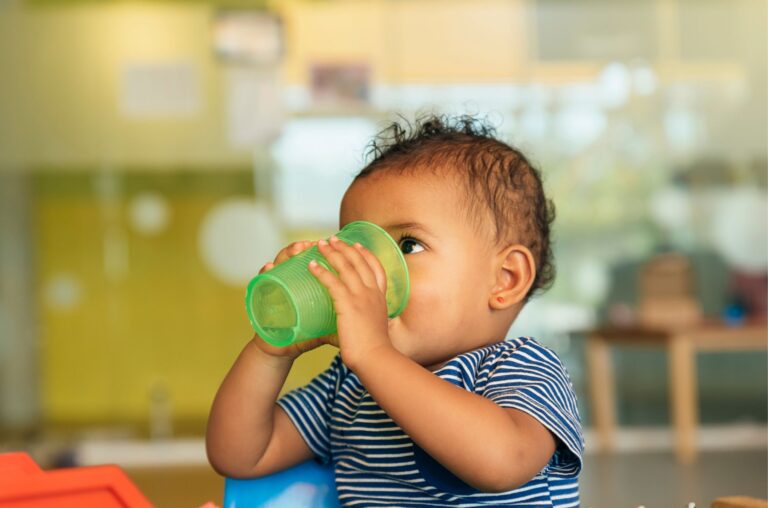 Wanneer mag je baby water drinken?