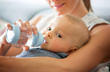 Wanneer mag een baby water drinken? Alles wat je moet weten